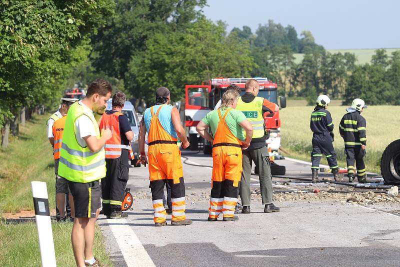 Tragická nehoda se stala dnes 19. června 2019 ráno u Libějovic na Vodňansku. Řidič kamionu z dosud neznámých příčin havaroval a v kamionu uhořel.