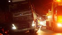 Překládka nákladu a vyprošťování havarovaného kamionu u Číčenic.