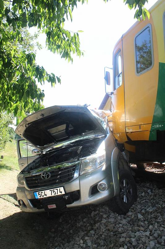 V Mačkově na přejezdu došlo k nehodě auta a vlaku.