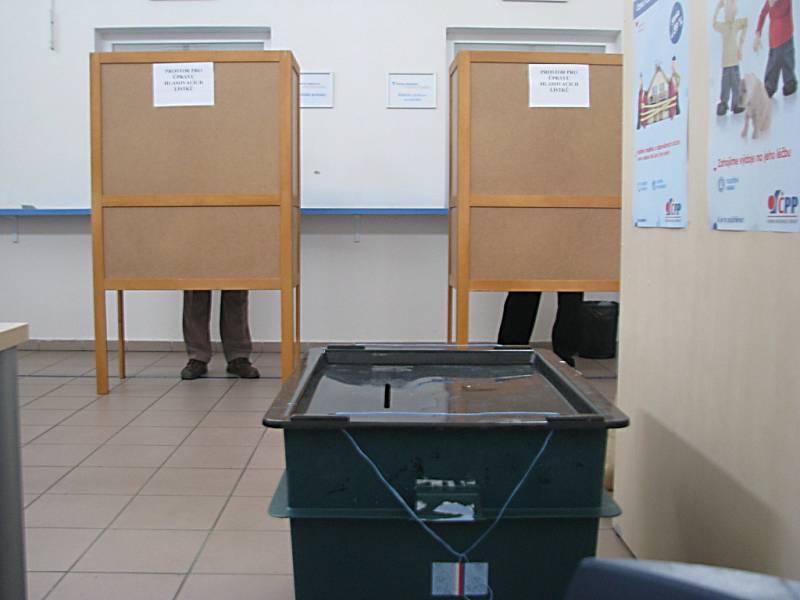 Nahlédnutí do volební místnosti 
