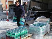 Na návsi ve Slaníku se v úterý 13. ledna rozdávali pracovníci firmy Karlovarské minerální vody balíky "matonky".