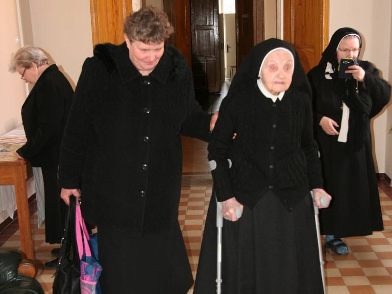 Sestra řádu Congregatio Jesu na zámku ve Štěkni Milada Maradová CJ oslavila 28. února životní jubileum – 100. narozeniny. 