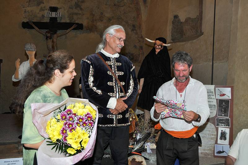 V kapitulní síni strakonického hradu se v pondělí 16. července uskutečnila vernisáž výstavy dud holandského dudáka z hudební skupiny Hailander.