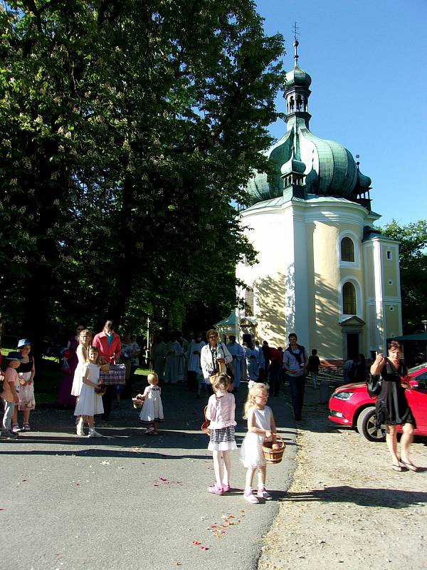 Oslava svátku Božího těla spojená s eucharistickým průvodem.