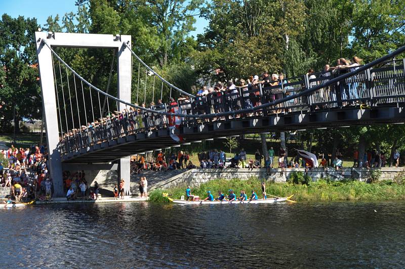 Dračí lodě na Otavě 18. srpna.