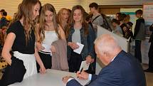 President Václav Klaus přijal pozvání od studenta Tomáše Pikla a přijel besedovat se žáky Základní školy a Gymnázia ve Vodňanech.