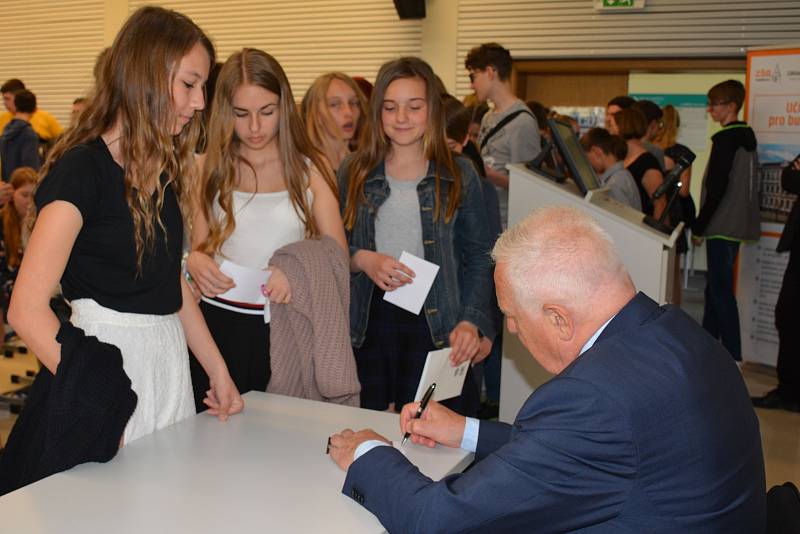 President Václav Klaus přijal pozvání od studenta Tomáše Pikla a přijel besedovat se žáky Základní školy a Gymnázia ve Vodňanech.