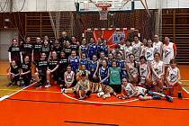 Basketbalistky Strakonic U12 si zahrály přípravné zápasy.