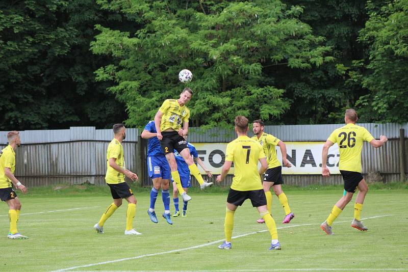 Fotbalová divize: Otava Katovice - Robstav Přeštice 1:2 (0:0).