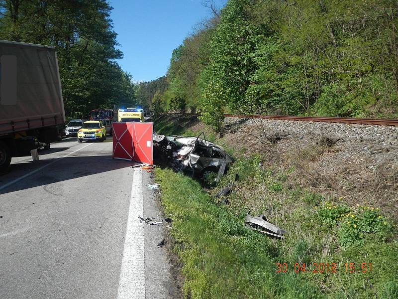 Tragicky skončil střet osobního vozidla s kamionem u Volyně v pondělí 30. dubna. Na místě nehody zemřely dvě osoby, třetí byla s vážnými zraněními letecky transportována do nemocnice.
