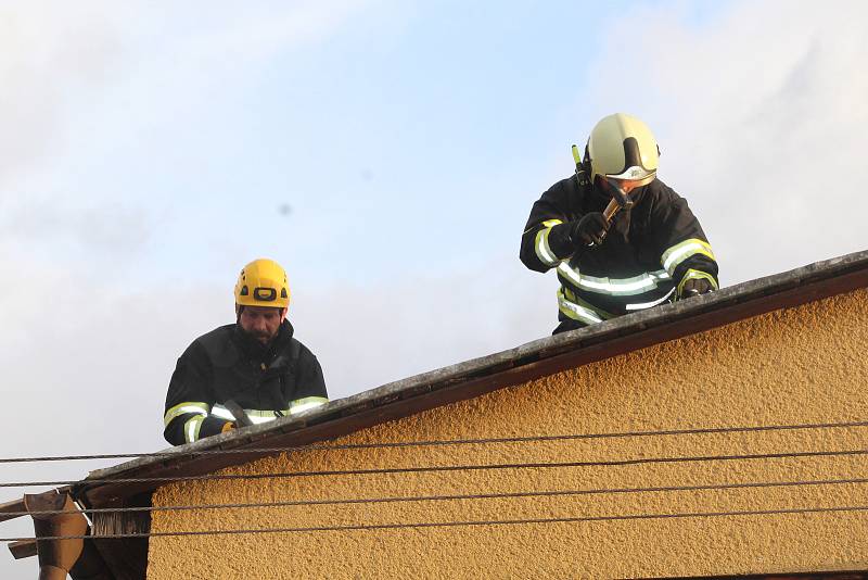 Oprava střechy v ulici Budovatelská ve Strakonicích.