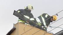 Oprava střechy v ulici Budovatelská ve Strakonicích.