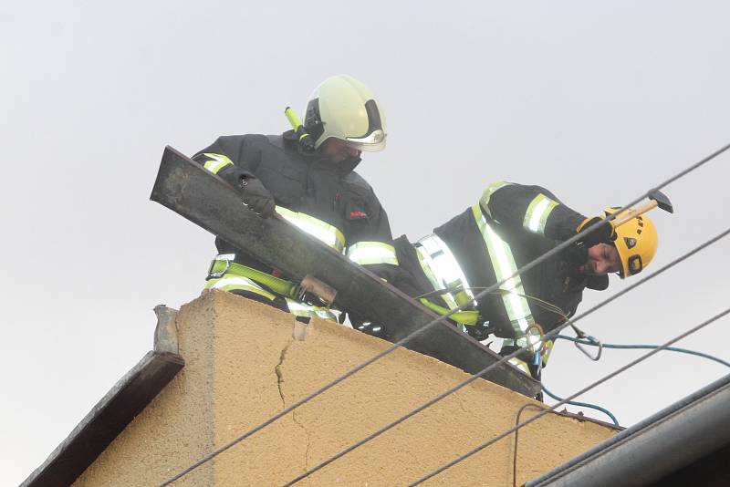 Oprava střechy v ulici Budovatelská ve Strakonicích.