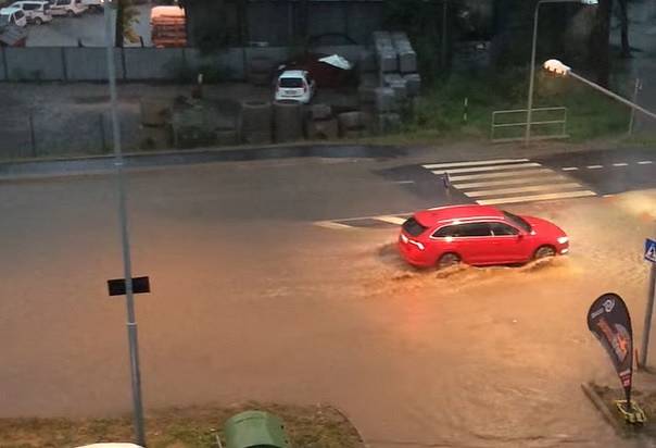 Přívalový déšť ve Strakonicích večer 24. června - ulice Písecká.