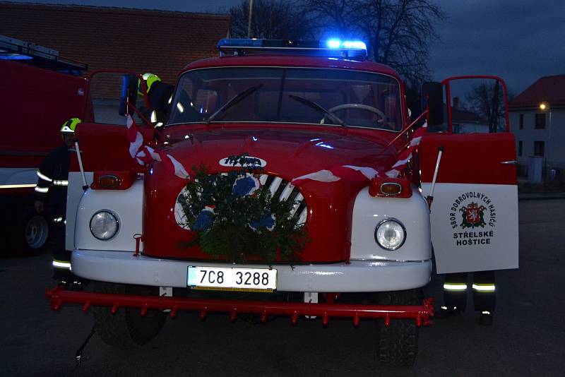 Obrazem: Ve Střelských Hošticích byl dnes hasičům s požehnáním předán k užívání dopravní automobil Iveco Daily. Vozidlo je určeno pro evakuaci a nouzové zásobování obyvatel obce v případě mimořádných událostí a rizik. Největší radost z obřího auta měly dě