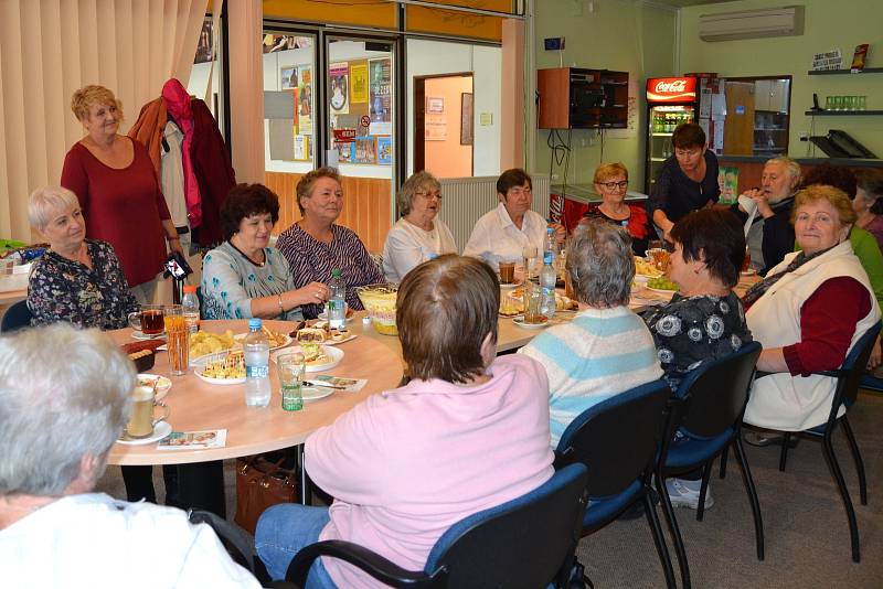 Vodňany - Čerstvou držitelkou ceny Nadace charty 77 SEN SEN 2017 - Senzační senior, si z Prahy odvezla Hana Čečková z Vodňan.