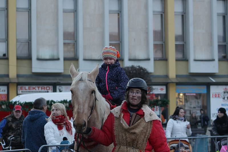 Již 8. ročník Mikulášské nadílky bez hluku petard se konal na vodňanském náměstí.