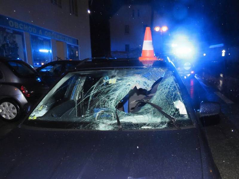 U Skočic na Strakonicku osobní auto srazilo chodce, ten na místě zemřel.