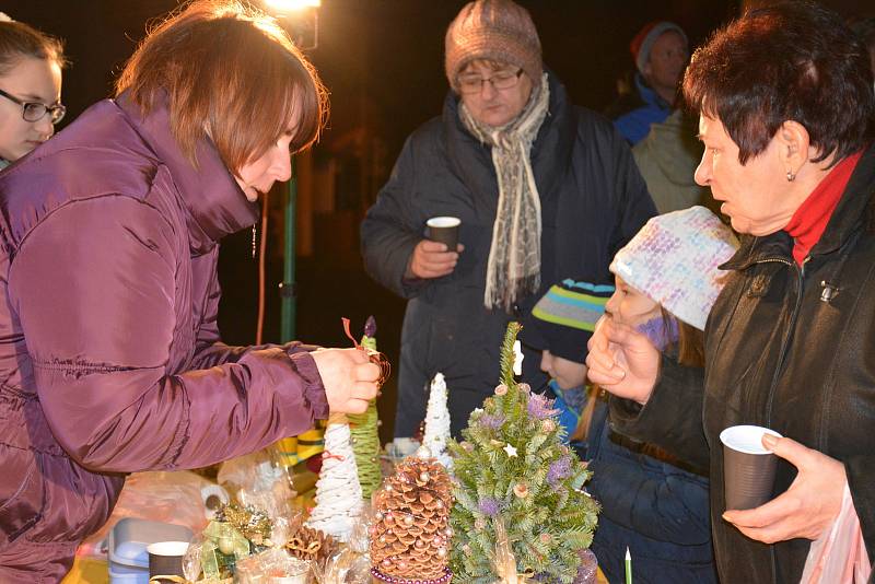 OBRAZEM: Mnichov - V sobotu 16. prosince se sešli mnichovské děti a Český červený kříž na zpívání v kapličce.