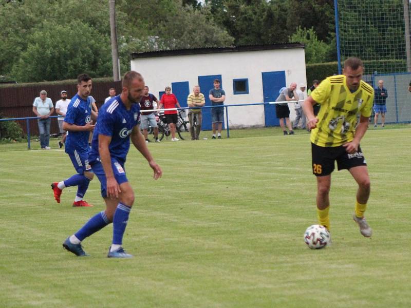 Fotbalová divize: Otava Katovice - Robstav Přeštice 1:2 (0:0).