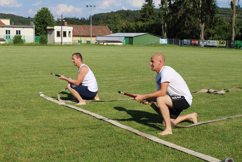 Ohniváčci SDH Cehnice měli poslední trénink před prázdninami. Čekal je křest v kádi i trénink rodičů.