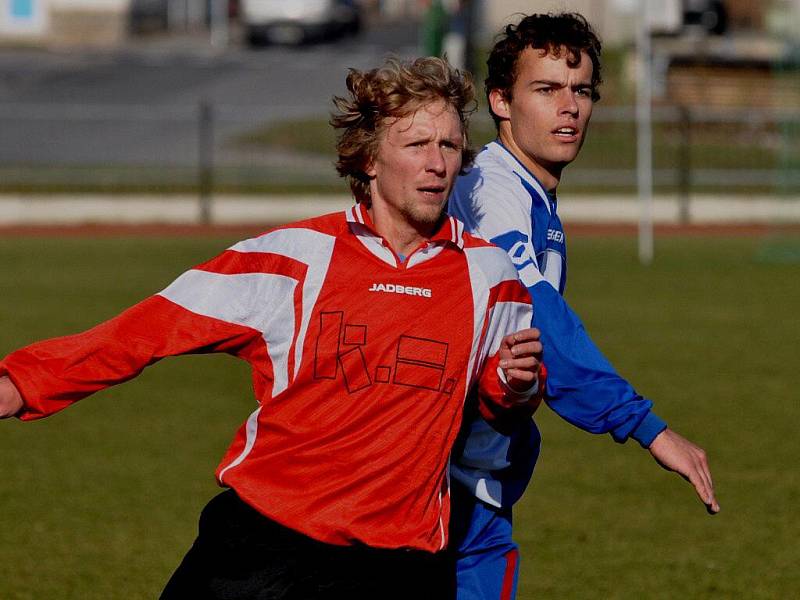 Blatná (v červeném) se s vedoucími Strakonicemi B rozešla doma smírně 1:1.