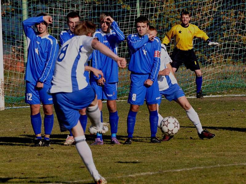 Sedlice (v bílém) doma porazila druhé Vodňany 2:0.