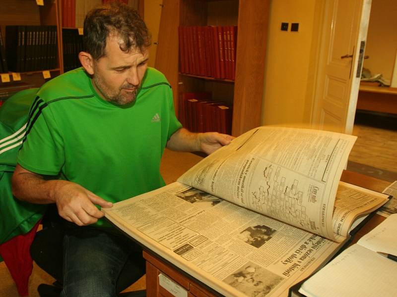 Milan Navrátil jel do Strakonic téměř 12 hodin, aby mohl v archivu Strakonického deníku najít chybějící tabulky do své sbírky.