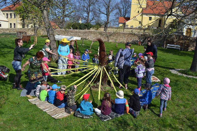 Linhartovská zahrada mezi prvními návštěvníky přivítala děti z místní mateřské školky.