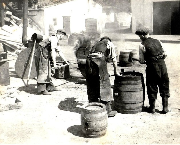 Foto č. 3 - bednáři v pivovaru zhotovují sudy, rok 1944.
