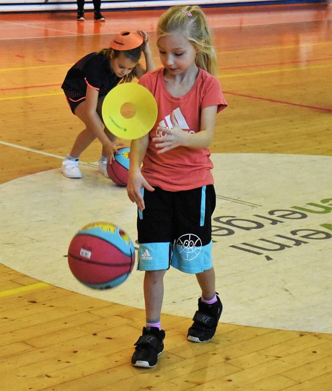 Nejmenší baskeťačky ze Strakonic vyrazily ve středu na soustředění.