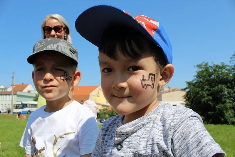 Studenti Střední školy a Jazykové školy ve Volyni připravili zábavné dopoledne pro nejmenší.