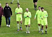 Fotbalisté Oseka (ve žlutém v utkíní s Týnem) prohráli na Hluboké 2:3. Foto: Jan Škrle