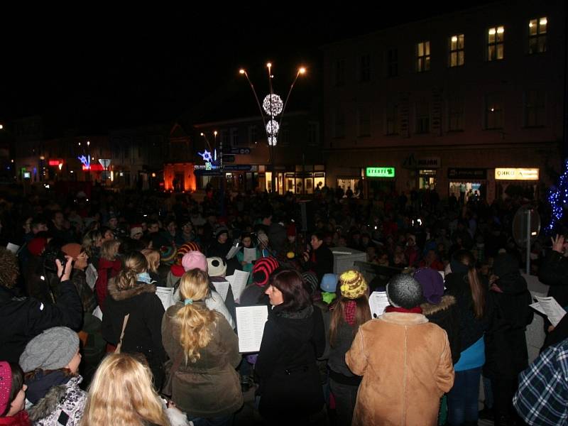 Zpívání na strakonickém Velkém náměstí.