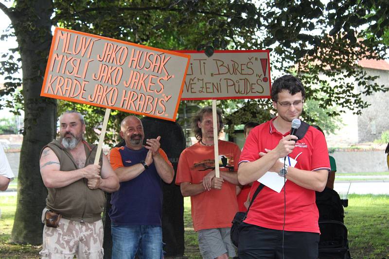 Na demonstraci spolku Milion chvilek pro demokracii ve Vodňanech promluvil v úterý 11. června i zakladatel a hlavní postava tohoto spolku Mikuláš Minář.