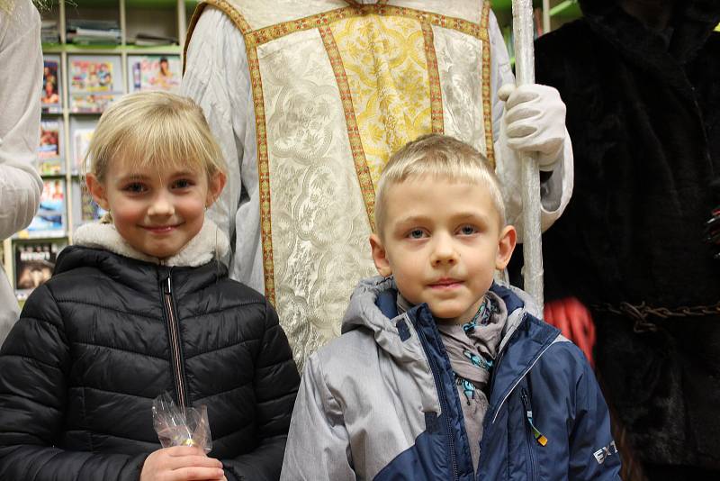 Návštěvníky dětského oddělení Šmidingerovy knihovny ve Strakonicích navštívil čert s Mikulášem a andělem už v pondělí