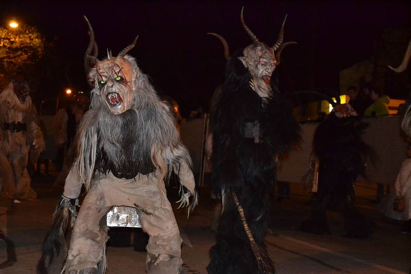 V plné parádě se předvedli Krampus Čerti ze severu, z Prahy, Tábora, Vodňan, skupina Čerti.cz a z Amstettner Hoh'n Teufe'n.