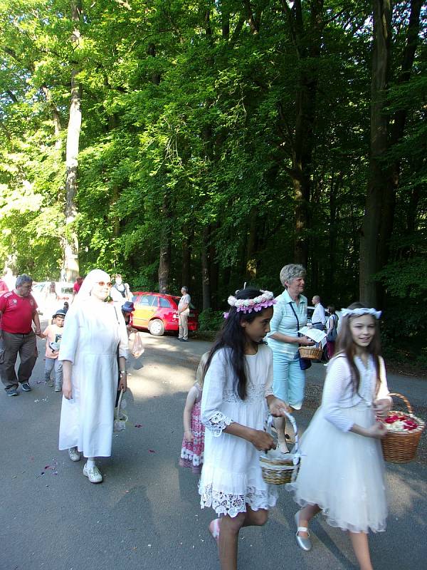 Oslava svátku Božího těla spojená s eucharistickým průvodem.