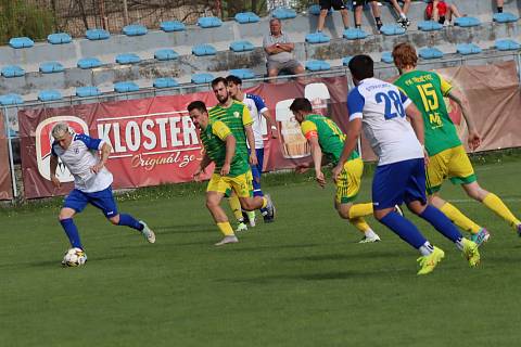 Dominik Míčka (číslo 10) v akci.