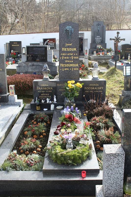 Hrob Jiřiny Jiráskové teď zdobí její oblíbené žluté růže i lahev koňaku. Dobré pití měla ráda.