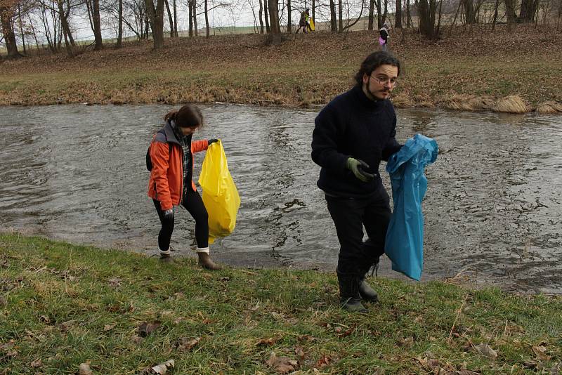 Vodňany – Studenti oktávy gymnázia se rozhodli udělat něco pro přírodu ve svém okolí a v neděli 3. března ráno se sešli u Železné lávky přes řeku Blanici.
