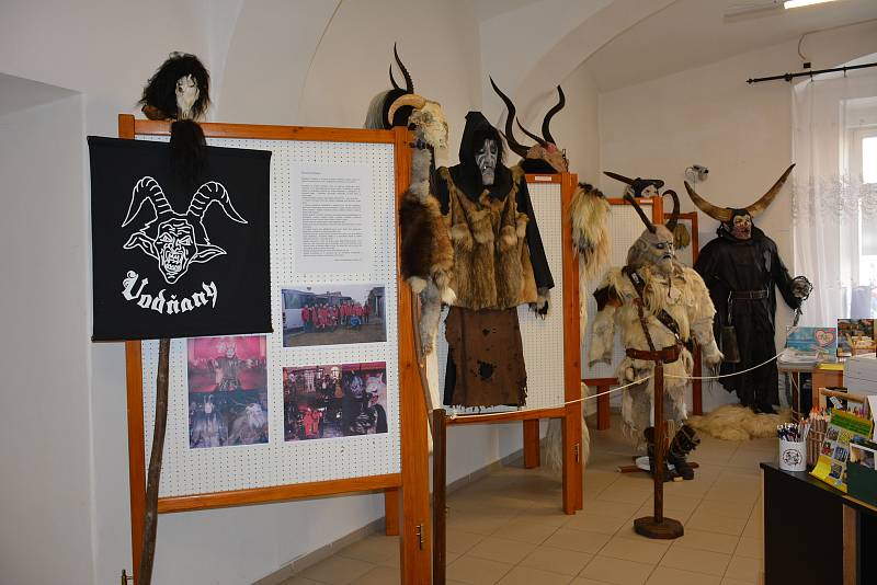 Výstava masek a kostýmů vodňanských Krampusáků v Infocentru Muzea a galerie.