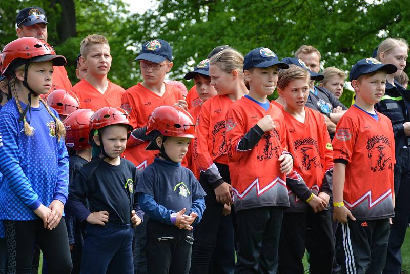 OBRAZEM: Soutěživý duch, sportovní nadšení a vůle vyhrát byly atributy, které v sobotu 5. května spojovaly mladé hasiče na letním areálu plaveckého stadionu Na Křemelce ve Strakonicích.