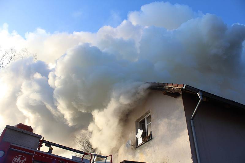 Požár rodinného domu ve Strakonicích 2. 3. 2021. Lidé mohli jen  přihlížet, jak přicházejí o domov.