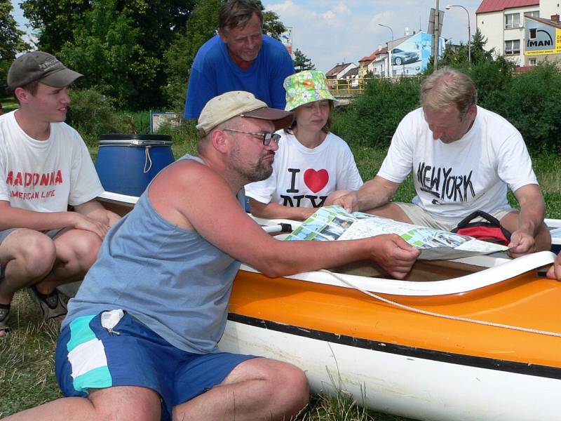 Vodáci musí lodě tahat kolem jezů