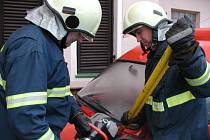 Praktické použití páčidla a hydraulických nůžek na snímku  naznačují hasiči Jaroslav Pýcha a  Antonín Synek (zleva) z Blatné. 
