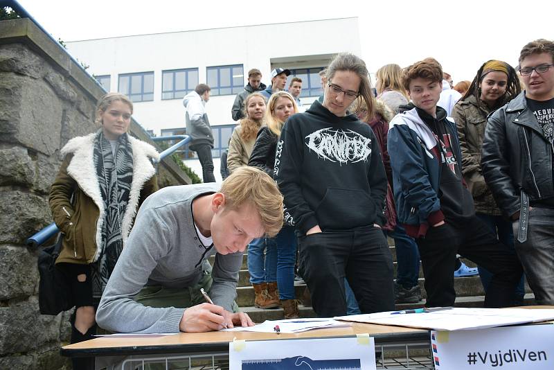 Studenti z Vyšší odborné a Střední průmyslové školy ve Volyni při akci Vyjdi ven!