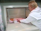 Staniční sestra z porodnice Miloslava Jurášová demonstrovala vložení dítěte do zařízení .