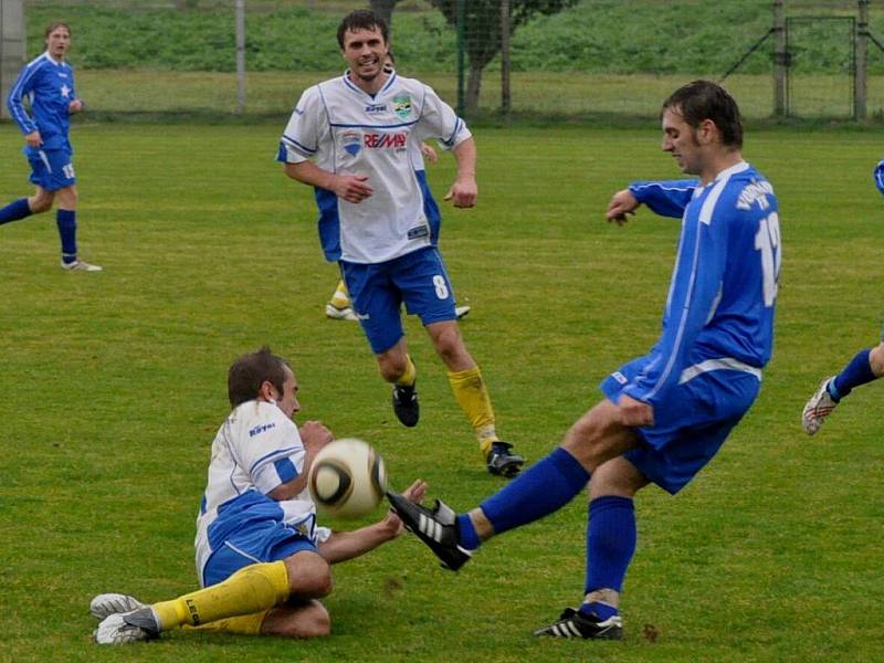 Osek (v bílém) se doma rozešel s Vodňany smírně 1:1.