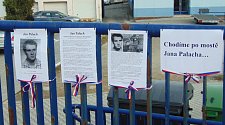Studenti Gymnázia Strakonice připravili vzpomínku na Jana Palacha na mostě nesoucí jeho jméno.